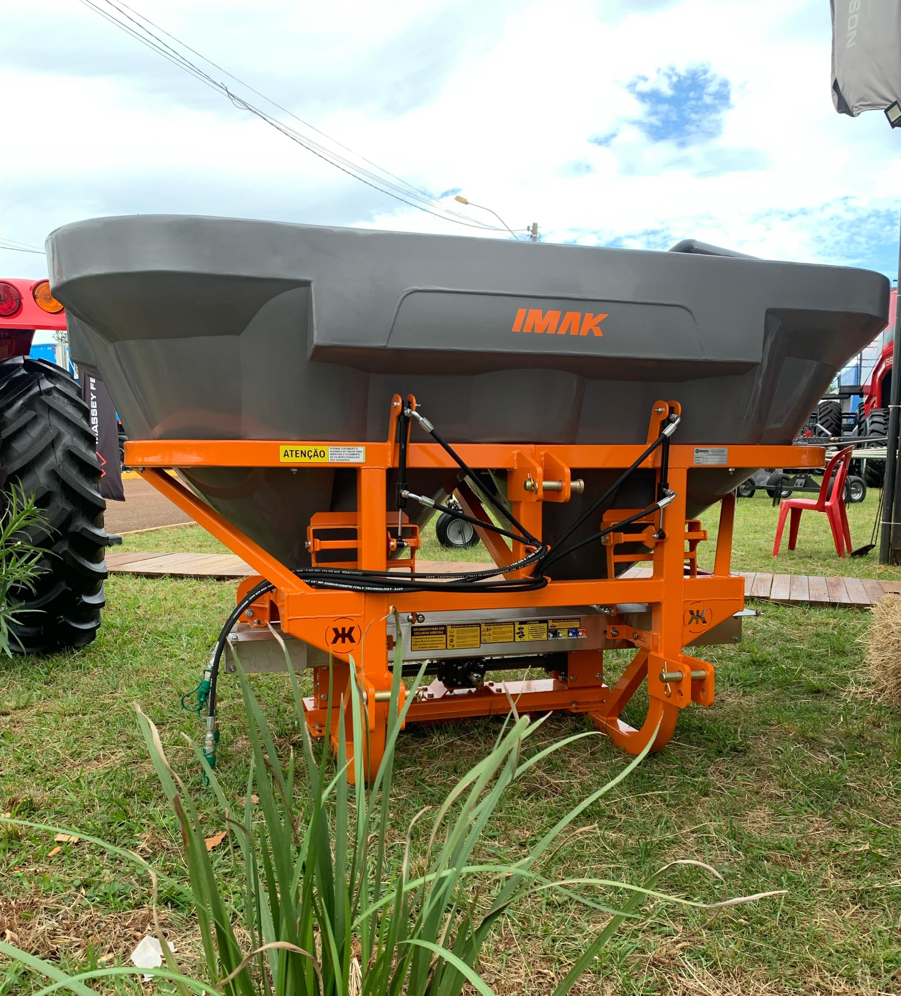 Distribuidores de fertilizantes IMAK - NOVOS - Opções de 800 kg 1500 kg e 1700 kg Preço imbatível - 2